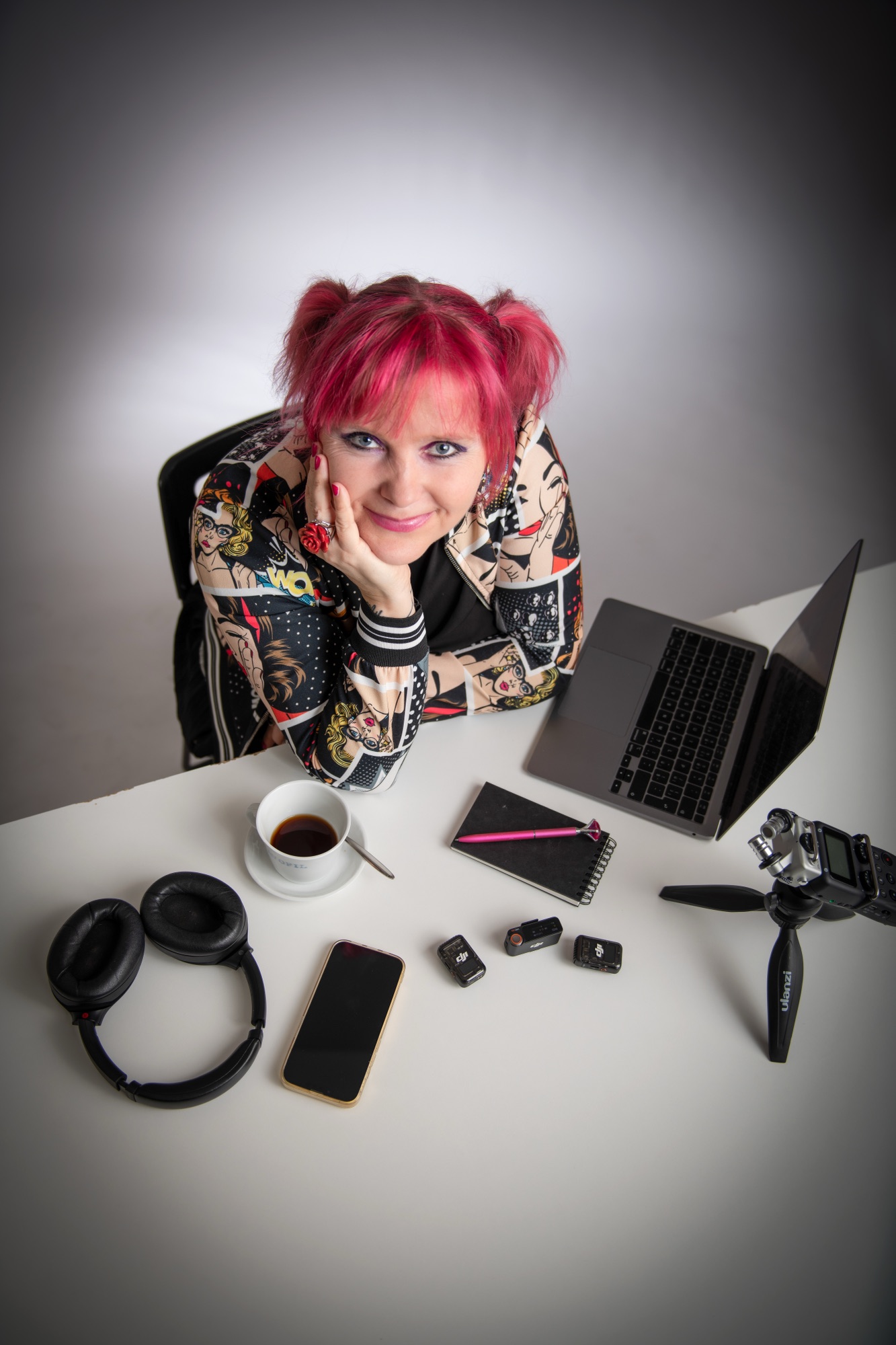 Alice Kavková u stolu s technikou